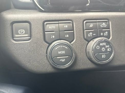 Used 2025 Chevrolet Silverado 1500 High Country w/ Technology Package AWD/4WD image 17