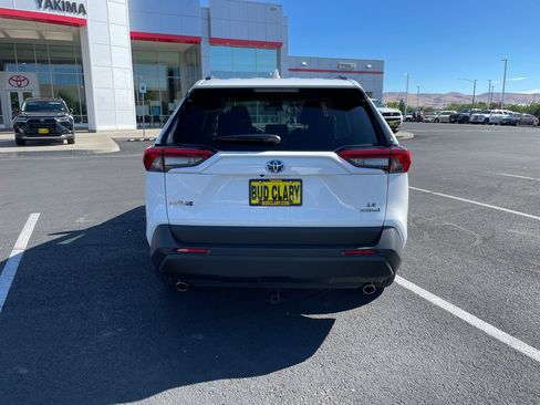 Used 2024 Toyota RAV4 LE AWD/4WD image 4