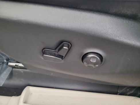 Used 2024 Chrysler Pacifica Touring-L FWD image 21