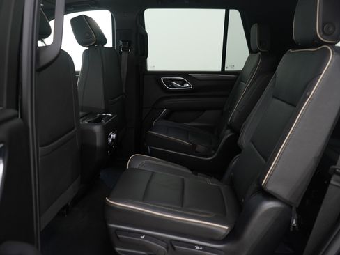 Used 2023 GMC Yukon SLT image 16