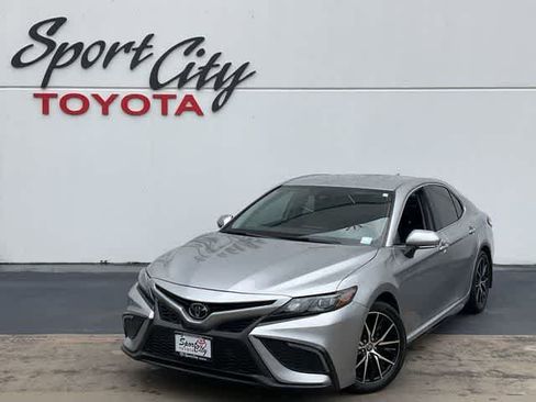 Used 2024 Toyota Camry SE FWD image 1