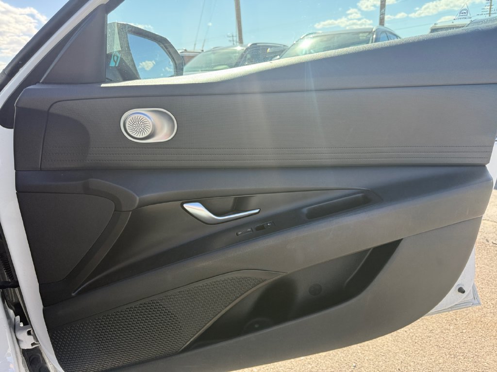 Used 2022 Hyundai Elantra SEL w/ Preferred Accessory Package FWD image 24