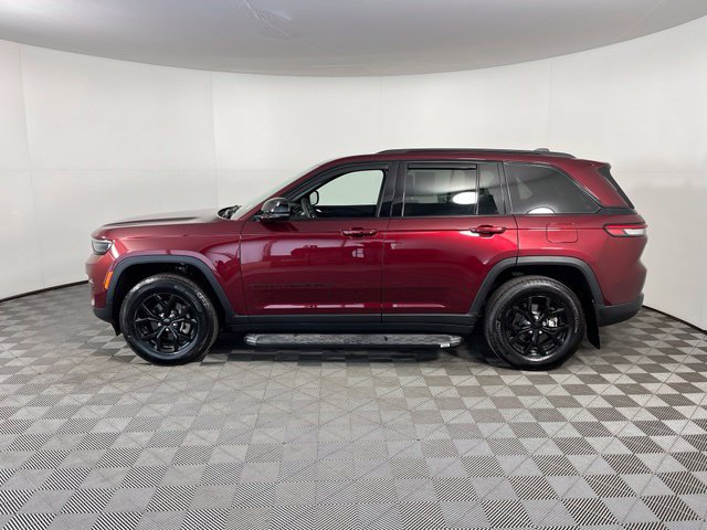Used 2025 Jeep Grand Cherokee Altitude AWD/4WD image 4