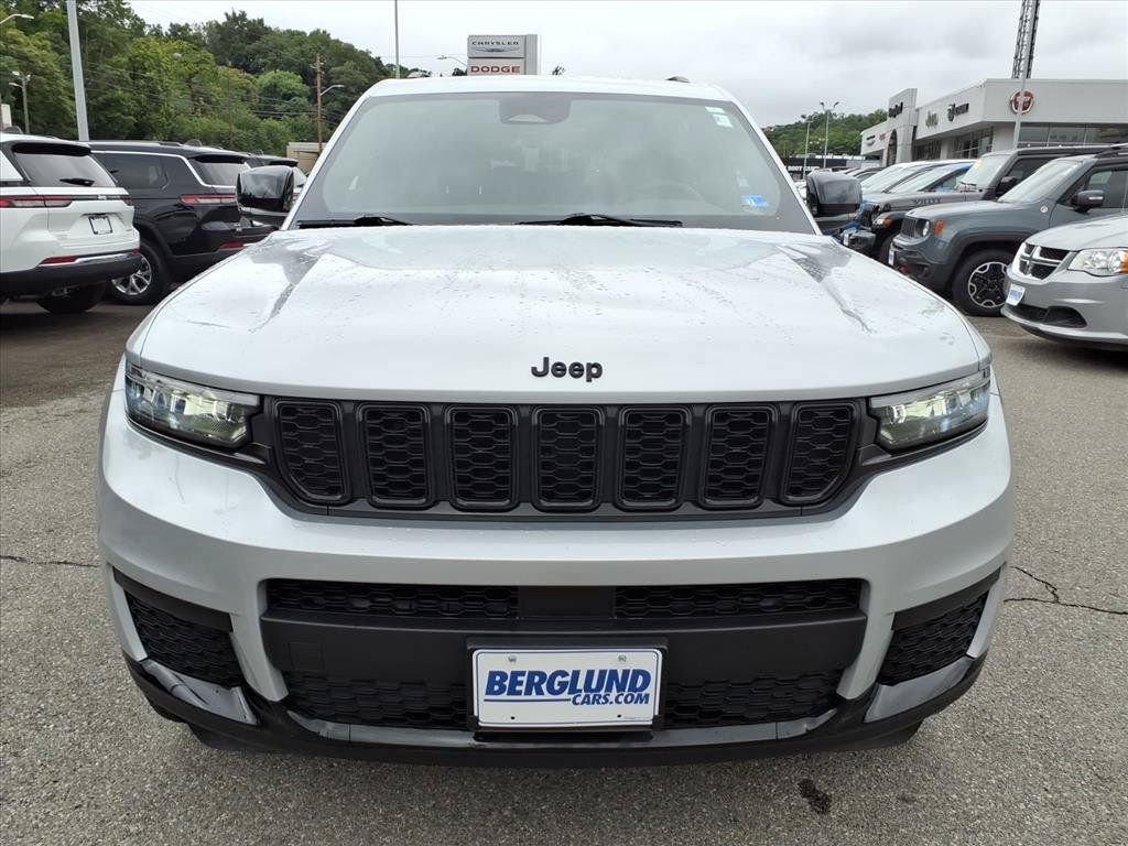 Used 2025 Jeep Grand Cherokee L Altitude AWD/4WD image 9
