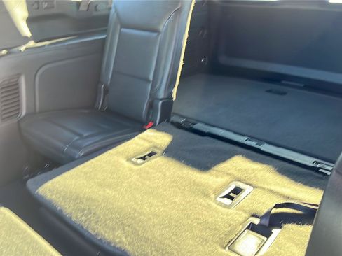 Used 2022 Chevrolet Suburban LT RWD image 16