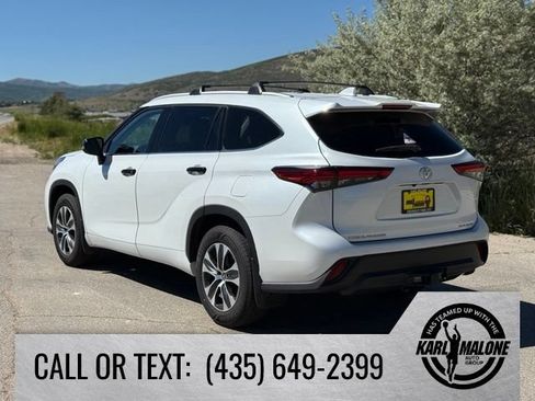 Used 2022 Toyota Highlander XLE AWD/4WD image 3