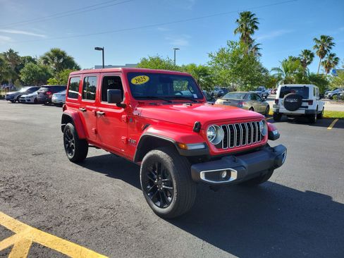 Used 2025 Jeep Wrangler Unlimited Sahara w/ Safety Group AWD/4WD image 2