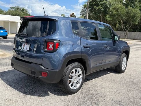 Used 2023 Jeep Renegade Latitude AWD/4WD image 9