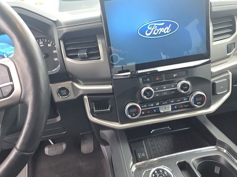 Used 2024 Ford Expedition XLT image 30