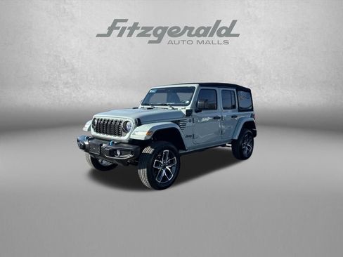 Used 2024 Jeep Wrangler Unlimited image 3