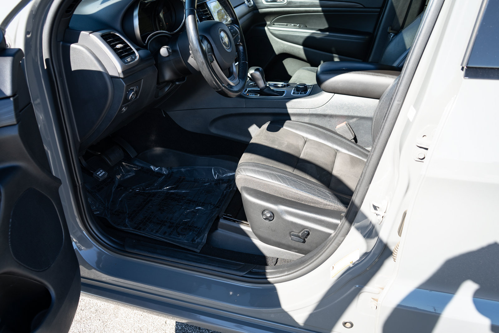 Used 2020 Jeep Grand Cherokee Altitude AWD/4WD image 18