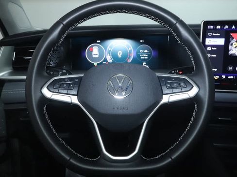 Certified 2025 Volkswagen Tiguan SE image 21