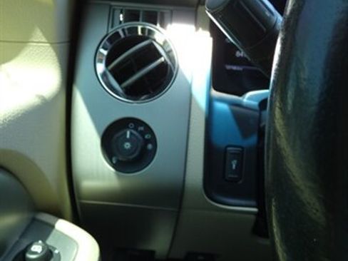 Used 2016 Ford Expedition XLT w/ Equipment Group 202A RWD image 25