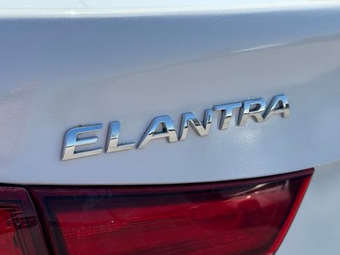Used 2015 Hyundai Elantra SE image 10