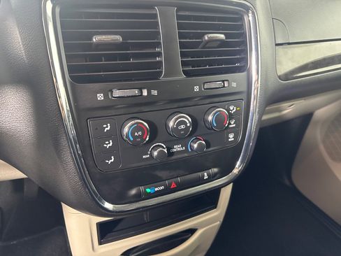 Used 2018 Dodge Grand Caravan SE w/ UConnect Hands-Free Group image 19