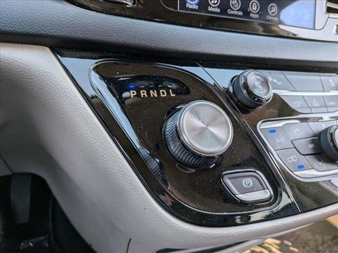 Used 2017 Chrysler Pacifica Touring-L FWD image 18