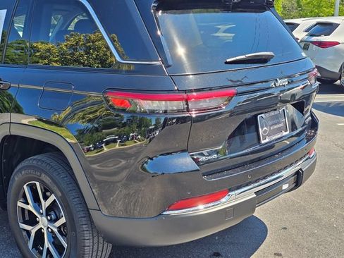 Used 2023 Jeep Grand Cherokee Limited w/ Luxury Tech Group II AWD/4WD image 15