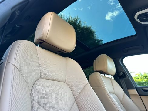 Certified 2025 Porsche Macan AWD/4WD image 18