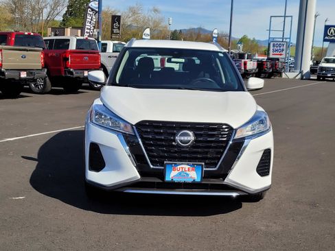 Used 2022 Nissan Kicks SV FWD image 2