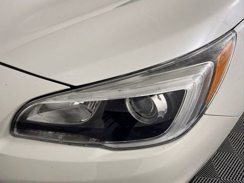 Used 2017 Subaru Outback 2.5i Touring AWD/4WD image 11
