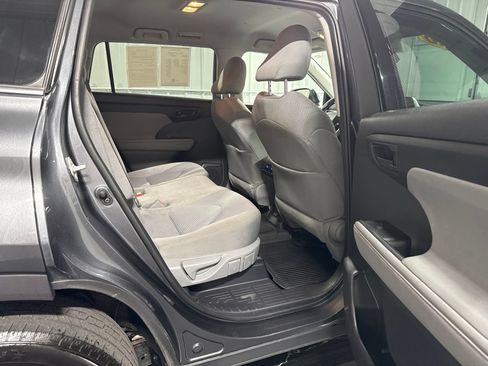 Used 2020 Toyota Highlander L AWD/4WD image 12