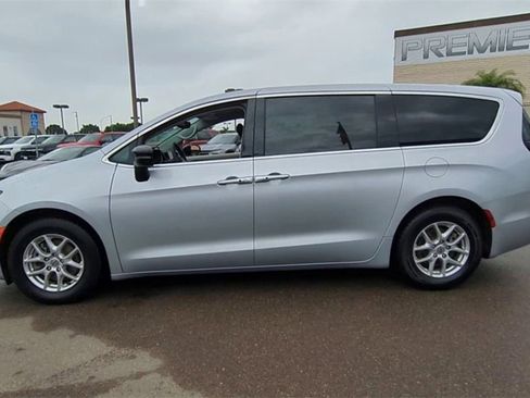 Used 2024 Chrysler Pacifica Touring-L image 5