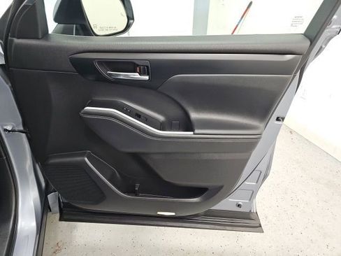 Certified 2022 Toyota Highlander XLE image 38