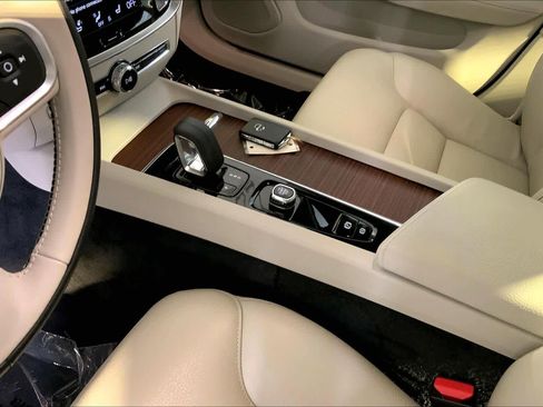 Used 2022 Volvo S60 B5 Momentum w/ Premium Package image 16