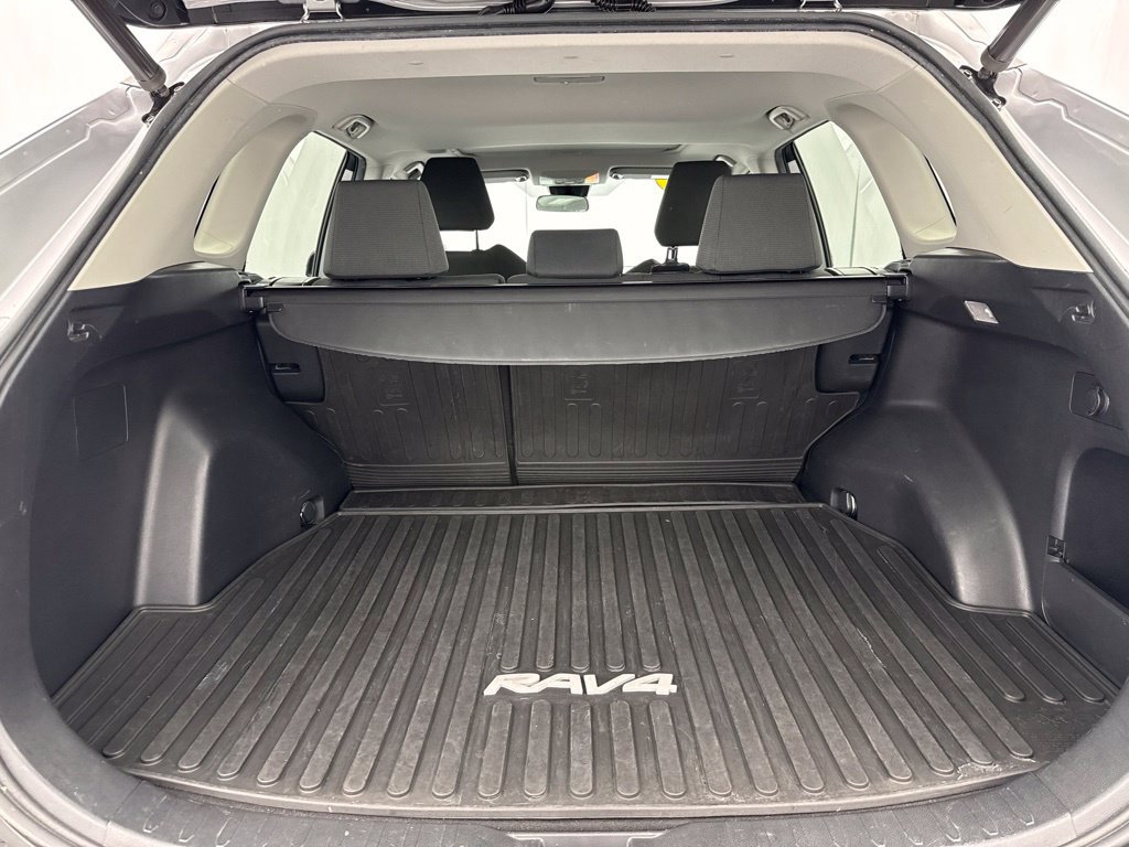 Used 2020 Toyota RAV4 XLE w/ Convenience Package FWD image 10