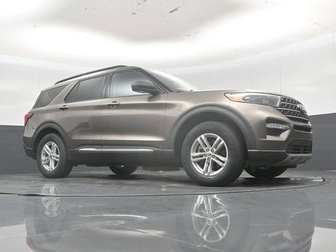 Used 2021 Ford Explorer XLT w/ Equipment Group 202A AWD/4WD image 47