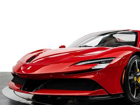 Used 2023 Ferrari SF90 Spider image 18