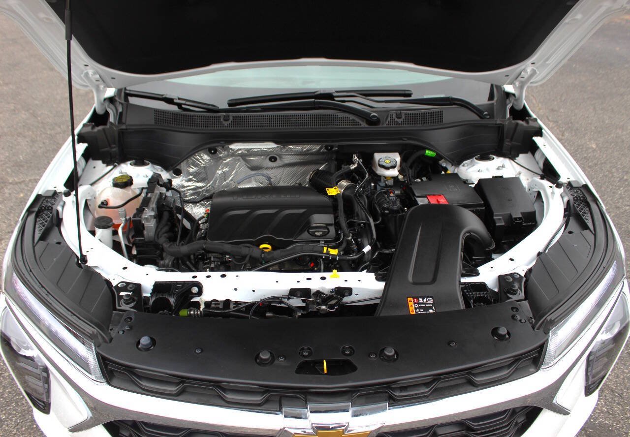 Used 2025 Chevrolet Trax LT FWD image 8
