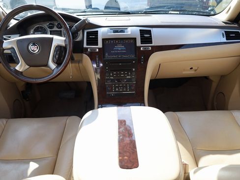 Used 2010 Cadillac Escalade Luxury image 20