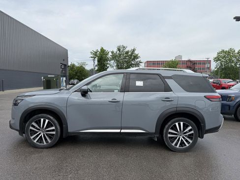 Used 2024 Nissan Pathfinder Platinum AWD/4WD image 6