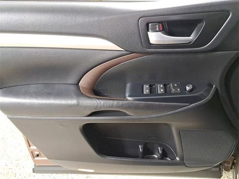 Used 2017 Toyota Highlander XLE w/ Carpet Mat Package image 23