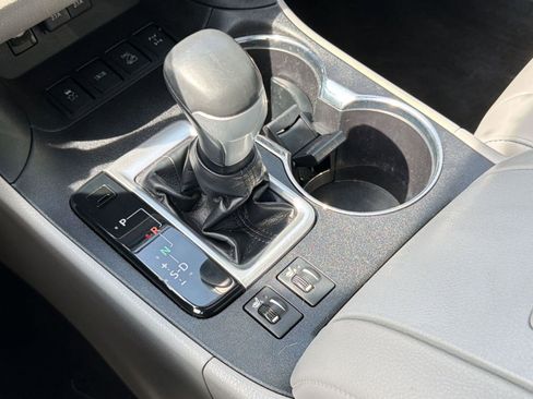 Used 2019 Toyota Highlander XLE AWD/4WD image 17