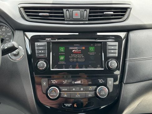 Used 2018 Nissan Rogue SL w/ Premium Package AWD/4WD image 16