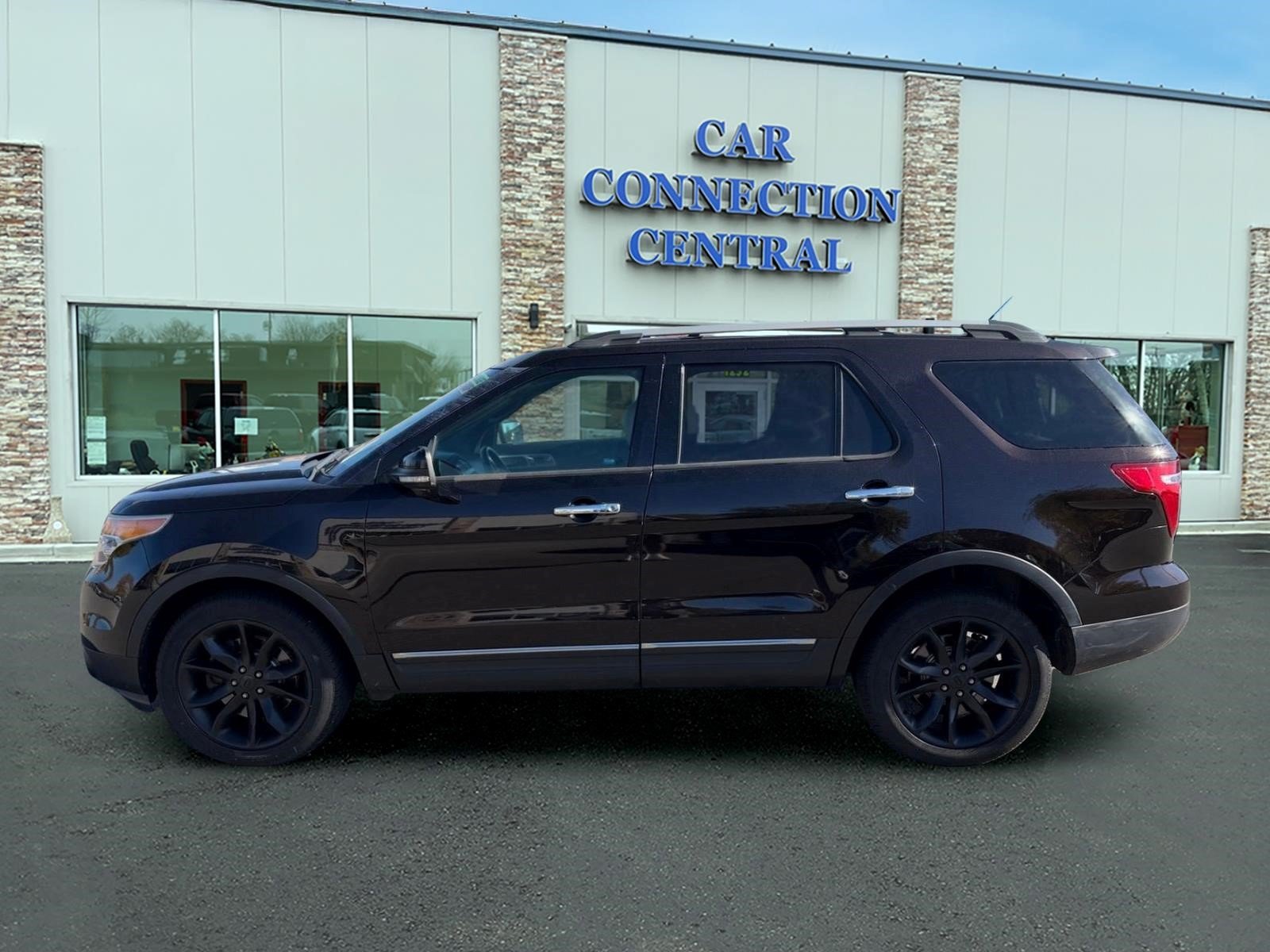 Used 2014 Ford Explorer XLT w/ Equipment Group 202A AWD/4WD image 2