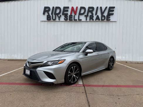 Used 2020 Toyota Camry SE FWD image 1