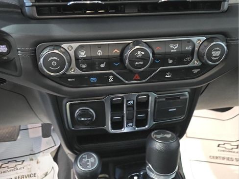Used 2025 Jeep Wrangler Unlimited Sahara AWD/4WD image 15