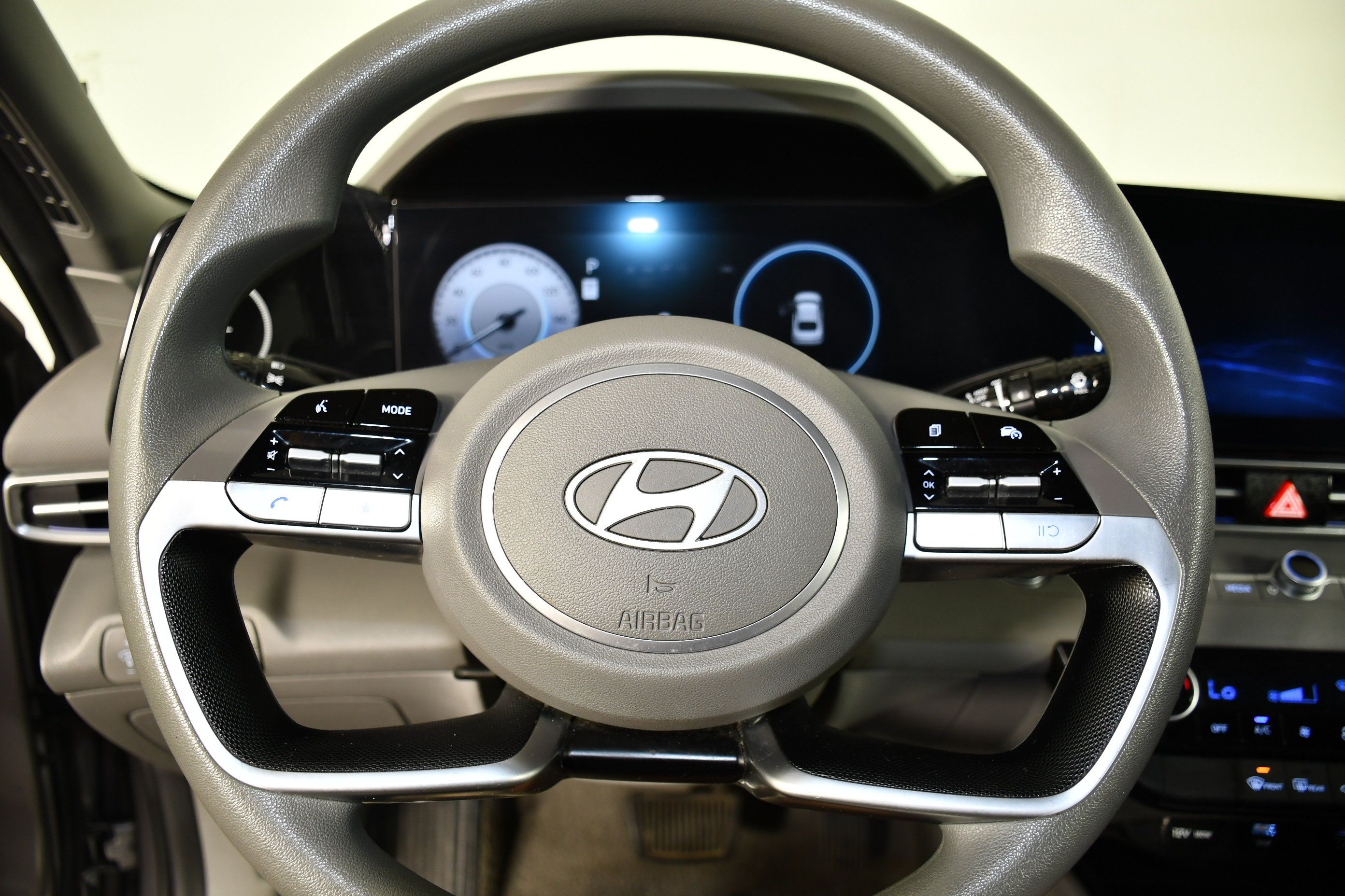 Used 2024 Hyundai Elantra SEL FWD image 19