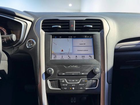 Used 2019 Ford Fusion SE FWD image 16