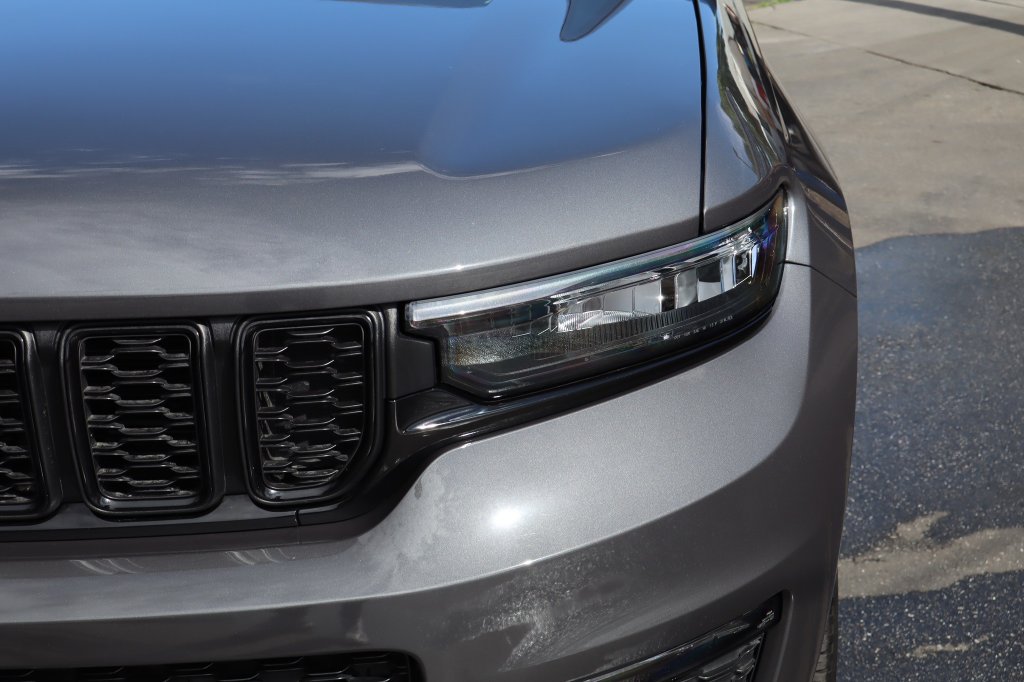 Used 2025 Jeep Grand Cherokee L Limited w/ Black Appearance Package AWD/4WD image 8