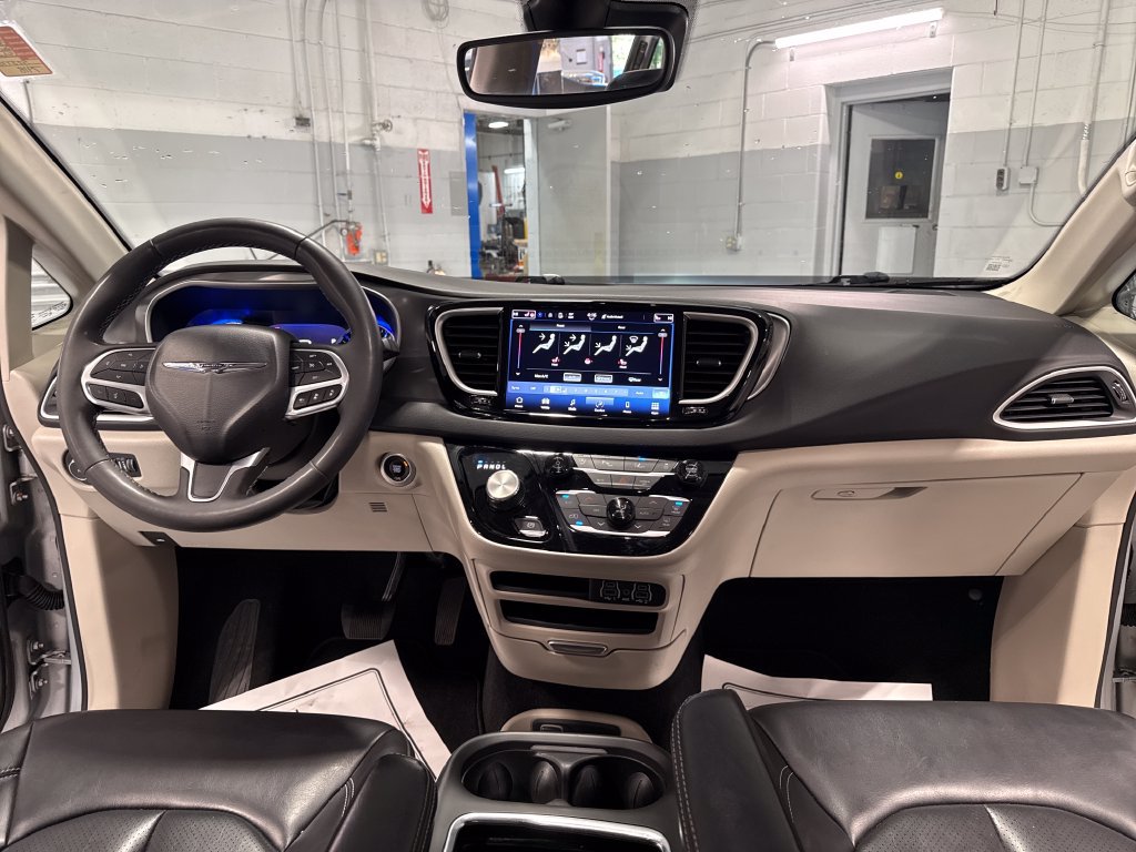 Used 2023 Chrysler Pacifica Touring-L FWD image 38