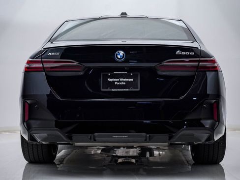 Used 2025 BMW 550e xDrive w/ Premium Package AWD/4WD image 8