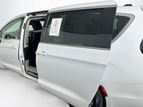 Used 2024 Chrysler Pacifica Touring-L FWD image 27