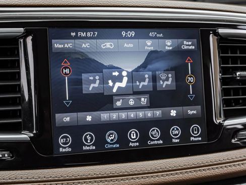 Used 2018 Chrysler Pacifica Limited image 28