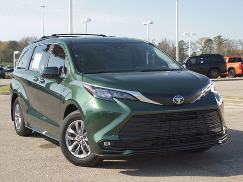 Used 2026 Toyota Sienna XLE AWD/4WD image 7