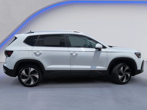 Used 2025 Volkswagen Taos SE AWD/4WD image 3