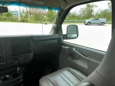 Used 2017 Chevrolet Express 2500 Extended RWD image 27